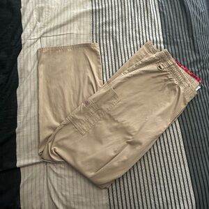 Dickies Tan Cargo Pants, 33’, worn once, comfortable and goes with every outfit